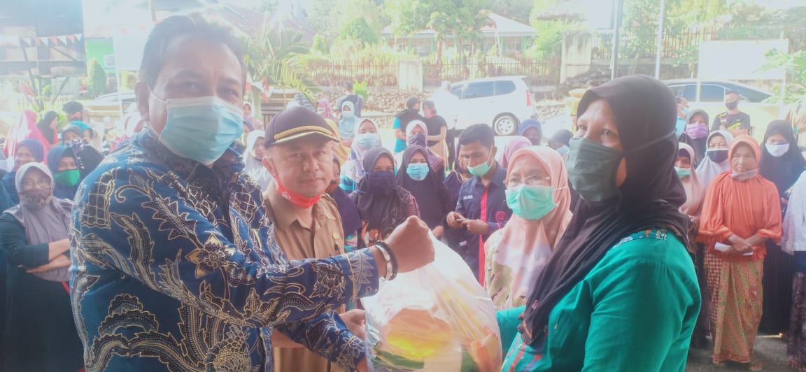 Arkadius Dt. Intan Bano saat membagikan sembako, Selasa (1/12) di Nagari Baringin